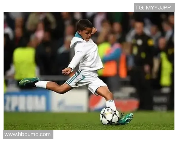 身高19米的足球明星如何在绿茵场上创造传奇与辉煌